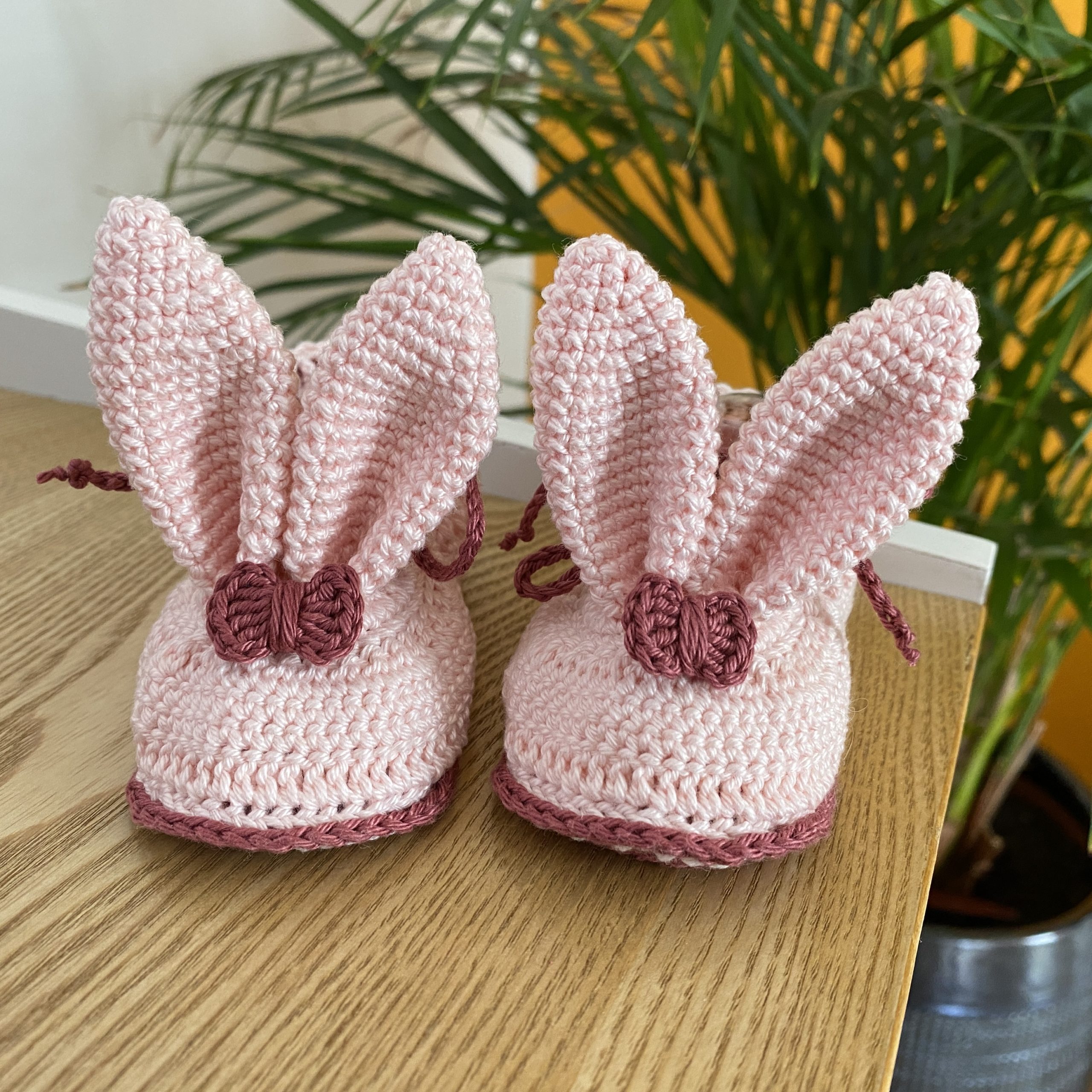 Chaussons pour bébé avec des oreilles de lapin